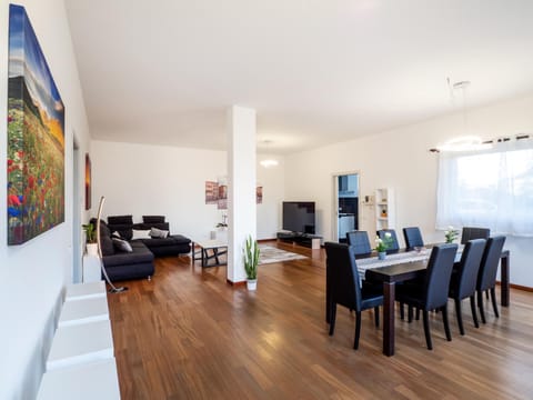 Communal lounge/ TV room, TV and multimedia, Living room, Seating area, Dining area, Evening entertainment