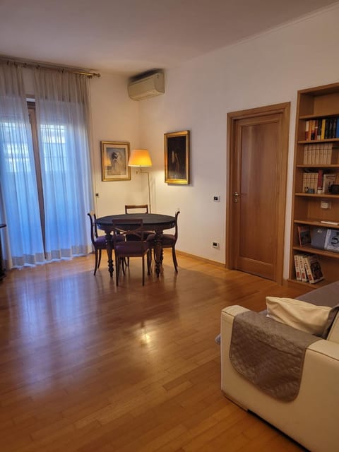 Seating area, Dining area, air conditioner