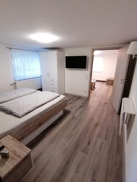 Bed, TV and multimedia, Photo of the whole room, Bedroom, wardrobe