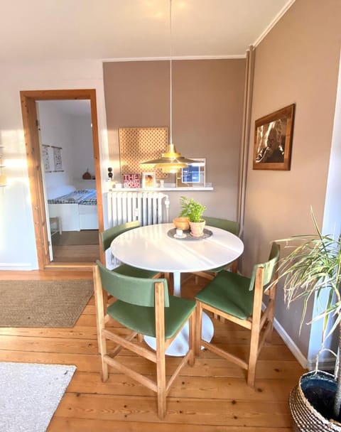 En hel lejlighed i midtbyen - centralt, tæt på alt og med parkering! Apartment in Central Denmark Region