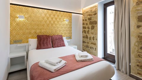 Photo of the whole room, Bedroom, towels