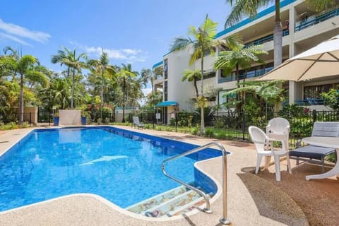 Swimming pool, sunbed