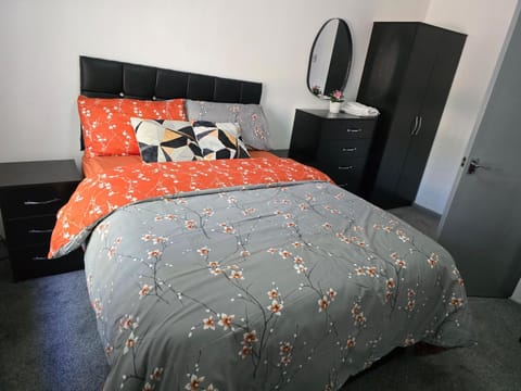 Lovely 3 Bed Ground Floor Apartment Near QE Hospital Harborne Birmingham New Apartment in Birmingham