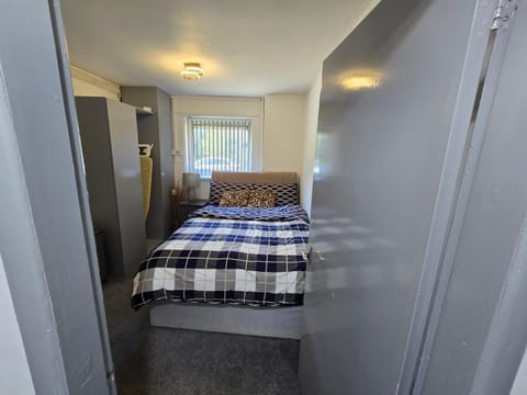 Lovely 3 Bed Ground Floor Apartment Near QE Hospital Harborne Birmingham New Apartment in Birmingham