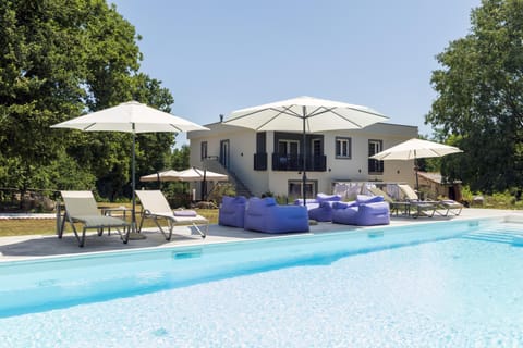 Property building, Day, Garden, Garden view, Pool view, Swimming pool, sunbed