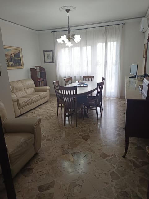 Communal lounge/ TV room, Dining area