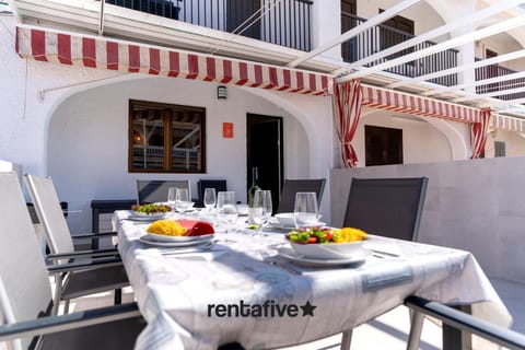 Patio, Day, Balcony/Terrace, Dining area