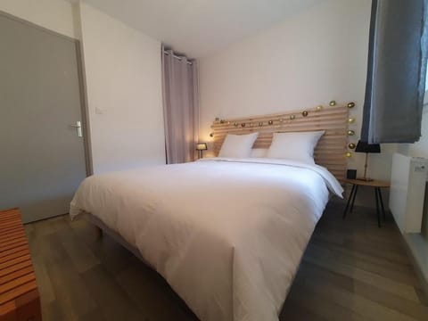 Bed, Night, Photo of the whole room, Bedroom, young children, young children, cot, Quiet street view, flat iron, heating, heating, internet, internet, towels, towels, wardrobe