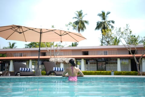 Swimming pool, sunbed