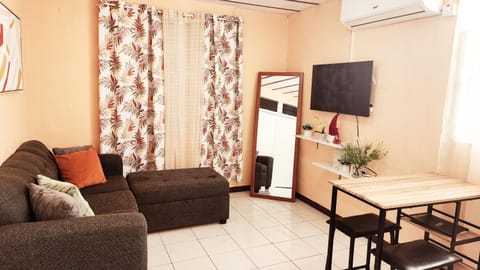 Communal lounge/ TV room, TV and multimedia, Living room, Seating area, Evening entertainment, Family, furniture, air conditioner