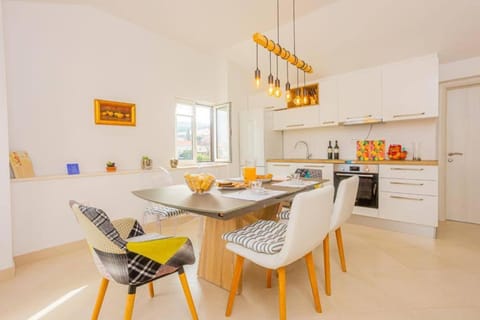 Kitchen or kitchenette, Food and drinks, Seating area, Dining area, Food, dishwasher, pet friendly, stove