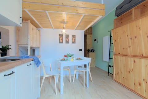 Casa Pino- Loft con giardino Magnolta Apartment in Aprica