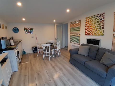 TV and multimedia, Kitchen or kitchenette, Living room, Seating area, Dining area