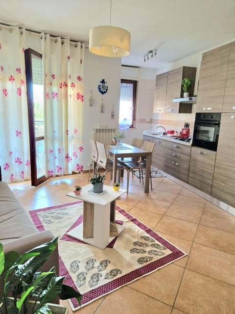 Kitchen or kitchenette, Living room, Seating area, Dining area, minibar, oven, pet friendly, stove
