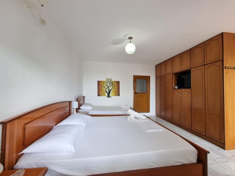Communal lounge/ TV room, Bed, TV and multimedia, Photo of the whole room, Evening entertainment, Bedroom, wardrobe
