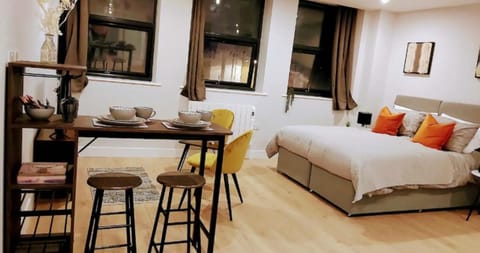 Bed, Living room, Photo of the whole room, Seating area, Dining area