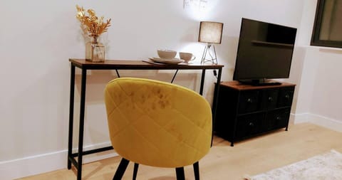 TV and multimedia, Living room, Seating area, hair dresser