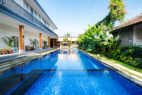 Property building, Day, Pool view, Swimming pool, Swimming pool, sunbed