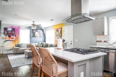 Kitchen or kitchenette, Living room, Seating area, Dining area, stove