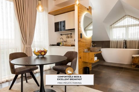 Kitchen or kitchenette, Seating area, Dining area, Breakfast, Breakfast