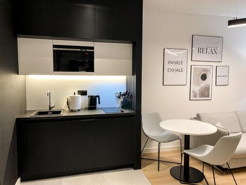 Kitchen or kitchenette, minibar