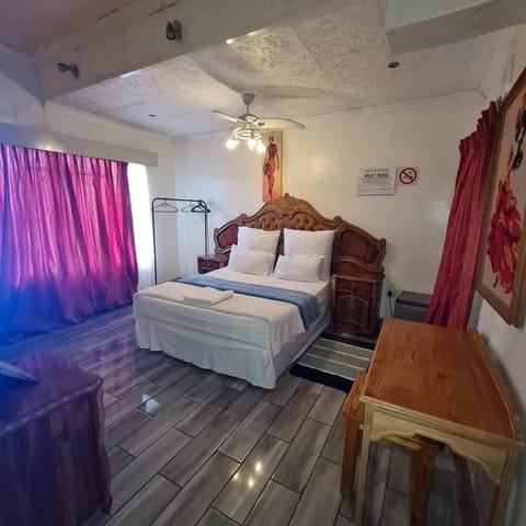 Bed, TV and multimedia, Bedroom