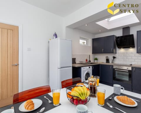 Coffee/tea facilities, Kitchen or kitchenette, Food and drinks, Dining area, Food, minibar, pet friendly, stove, toaster