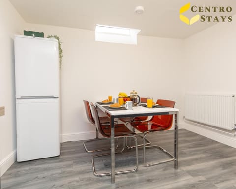 Kitchen or kitchenette, Food and drinks, Dining area, Food, oven