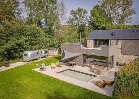 Property building, Patio, Garden, Dining area, Garden view, sunbed