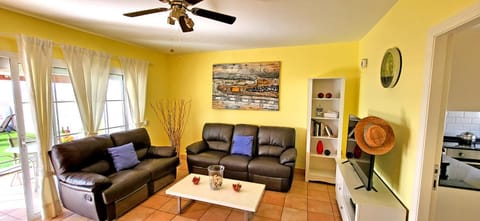 TV and multimedia, Living room, Seating area, fireplace
