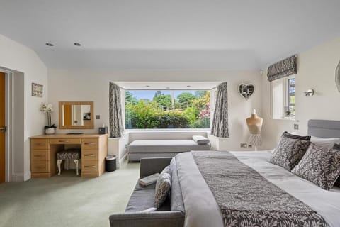 Bed, Seating area, Bedroom