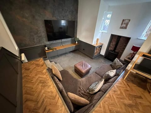 5BR Manchester Home Jacuzzi, Garden & Parking House in Manchester