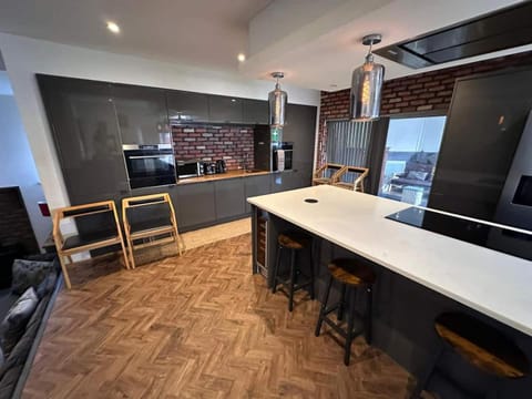 5BR Manchester Home Jacuzzi, Garden & Parking House in Manchester