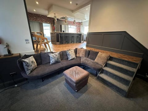 5BR Manchester Home Jacuzzi, Garden & Parking House in Manchester