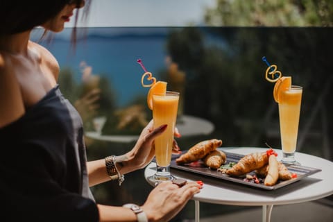 Natural landscape, Balcony/Terrace, Food and drinks, Sea view, Breakfast