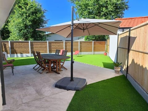 Garden, Dining area, sunbed