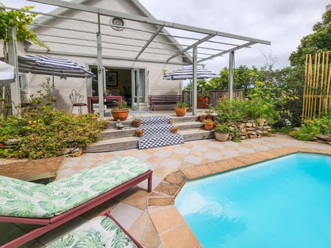Facade/entrance, Seating area, Swimming pool, sunbed