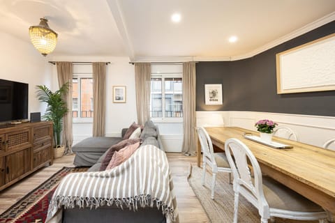 Vintage 3 Bdr Apartment Apartment in L'Hospitalet de Llobregat