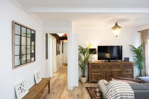 Vintage 3 Bdr Apartment Apartment in L'Hospitalet de Llobregat