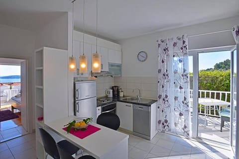 Kitchen or kitchenette, Dining area, pet friendly, stove