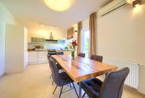 Kitchen or kitchenette, Dining area