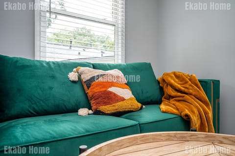 Unwind in a Modern Suite near Marietta Square House in Marietta