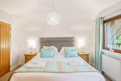 Bed, Bedroom, towels, wardrobe