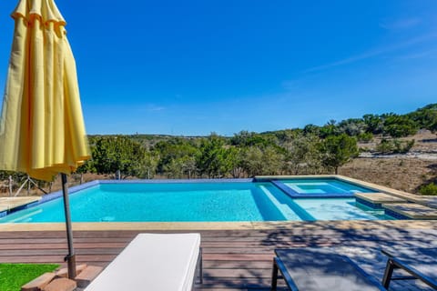 Infinity Edge Pool and Fire Pit Spicewood Getaway! House in Lake Travis