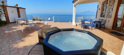 Patio, Hot Tub, Solarium, Dining area, City view, City view, sunbed