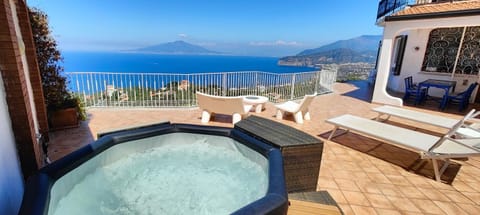 Shower, Property building, Natural landscape, Hot Tub, Solarium, View (from property/room), Balcony/Terrace, Balcony/Terrace, Dining area, Sea view, sunbed