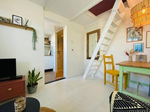 Have a nice stay! -The Birdhouse, Tiny home close to the beach Apartment in Noordwijk