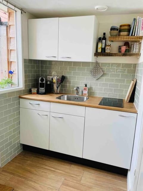 Have a nice stay! -The Birdhouse, Tiny home close to the beach Apartment in Noordwijk