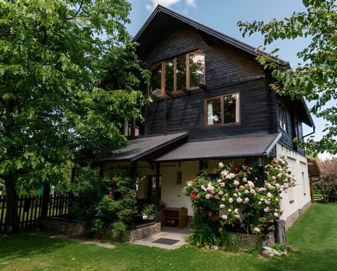 Property building, Balcony/Terrace, children, young children, older children, group of guests, Family, Parking, internet