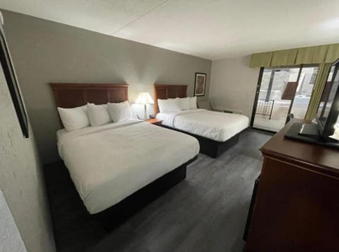 Pine Lake Resort and Banquets Hotel in La Porte